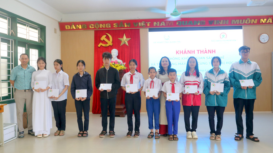 Trao tặng học bổng cho học sinh có thành tích tốt. 8.jpg