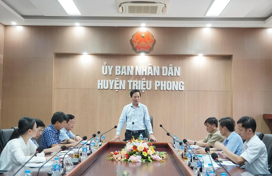 Quyền Chủ tịch UBND tỉnh Quảng Trị - ông Hoàng Nam làm việc tại huyện Triệu Phong về chuẩn bị vận hành thử nghiệm chính quyền xã mới. Ảnh: Hồng Hà.
