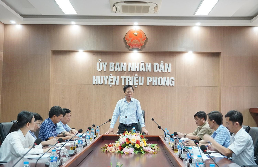 Quyền Chủ tịch UBND tỉnh Quảng Trị - ông Hoàng Nam làm việc tại huyện Triệu Phong về chuẩn bị vận hành thử nghiệm chính quyền xã mới. Ảnh: Hồng Hà.