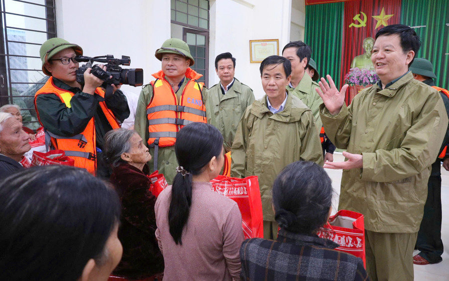Phó thủ tướng động viên người dân vùng lũ ở Quảng Trị. pho-thu-tuong-5.jpg