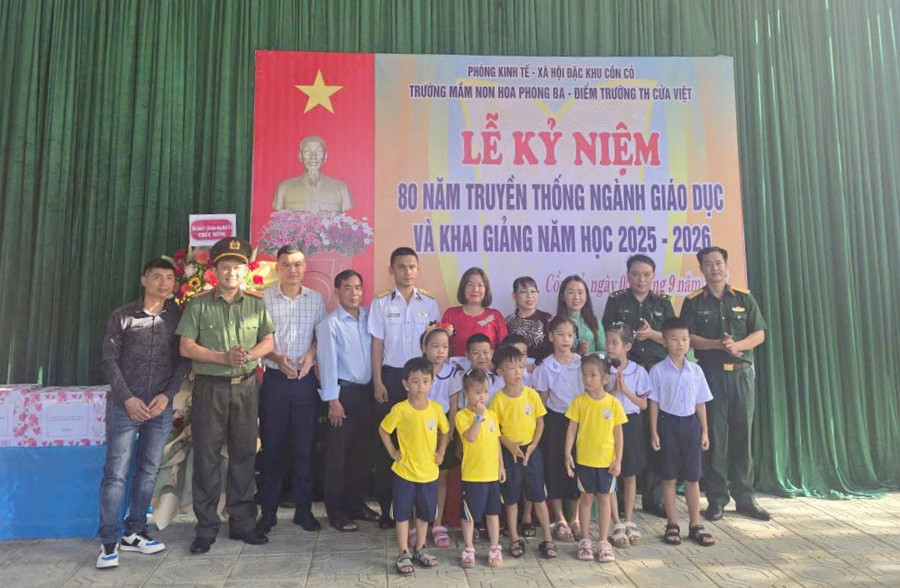 Học sinh đón nhận những phần quà từ Chính quyền và các lực lượng. con-co-1.jpg