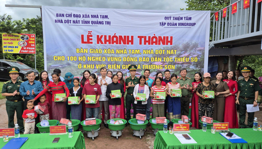Ban Chỉ huy BĐBP tỉnh, chính quyền địa phương trao tặng quà cho người dân. (Ảnh: Hoài Nam) anh-5.jpg
