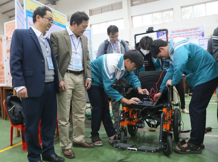 Dự án "Xe lăn tự hành hỗ trợ người mắc bệnh xơ cứng teo cơ một bên trong di chuyển và giao tiếp". 1000012102.jpg