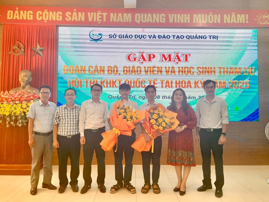Lãnh đạo Sở GD&ĐT Quảng Trị tặng hoa động viên đoàn 1000012100.jpg