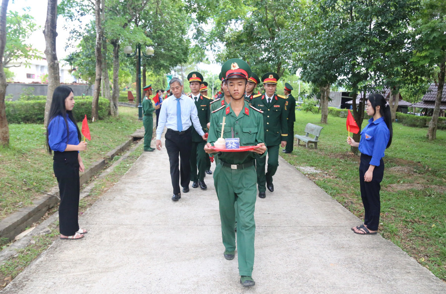 Lễ truy điệu và an táng hài cốt liệt sĩ diễn ra trang nghiêm, đúng nghi thức. truy-dieu-liet-si-9.jpg