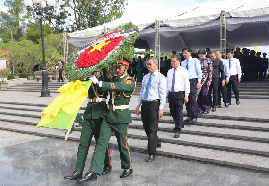 Lãnh đạo tỉnh Quảng Trị dâng hoa, dâng hương tưởng nhớ các liệt sĩ đã hy sinh. truy-dieu-liet-si-4.jpg