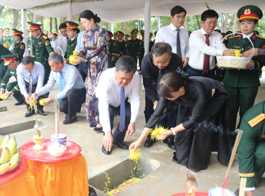 Lãnh đạo tỉnh Quảng Trị thực hiện nghi thức an táng hài cốt liệt sĩ. truy-dieu-liet-si-11.jpg