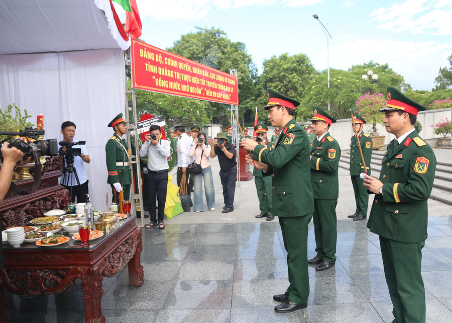 Đại diện Ban Chỉ đạo 515 Quân khu 4 dâng hương tri ân các liệt sĩ. truy-dieu-liet-si-3.jpg