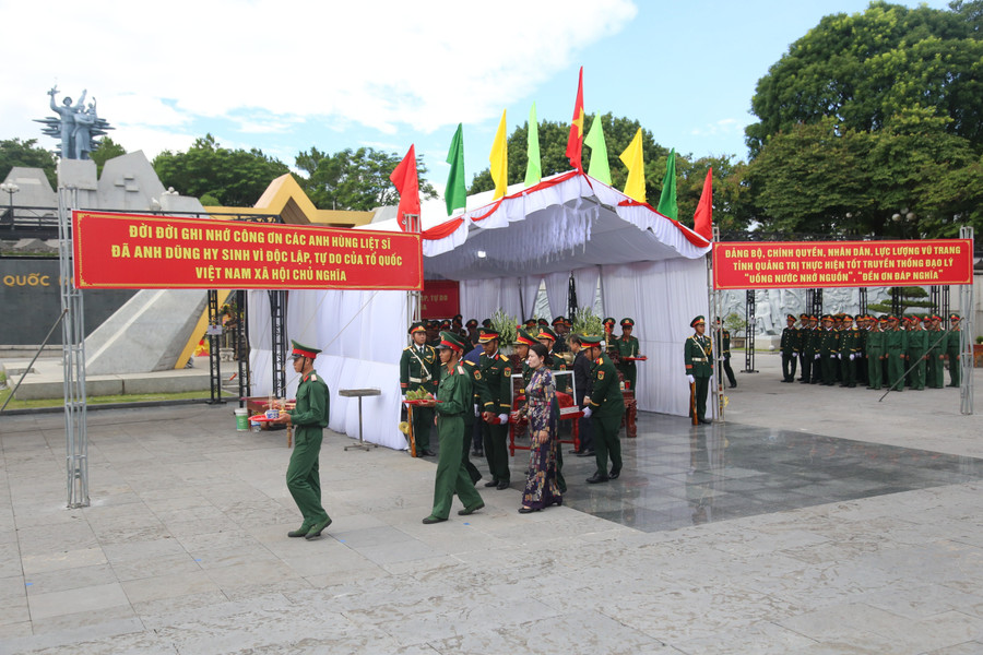 Lãnh đạo các Sở, ngành di chuyển hài cốt liệt sĩ về nơi an táng. truy-dieu-liet-si-7.jpg