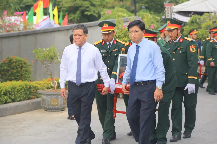 Lễ truy điệu và an táng hài cốt liệt sĩ diễn ra tại Nghĩa trang liệt sĩ quốc gia Đường 9.