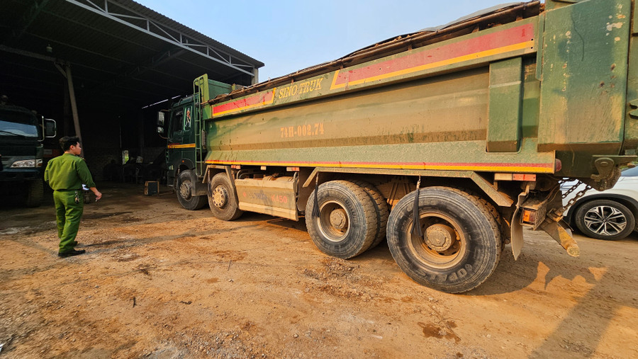 Chiếc xe chở đất bị cơ quan chức năng lập biên bản. 1000011547.jpg