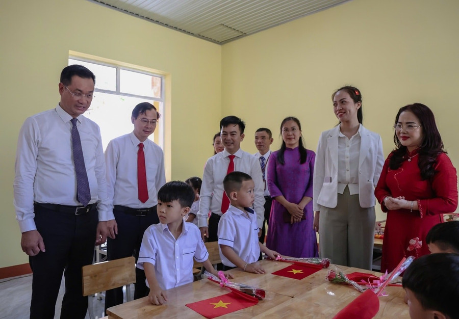 Lãnh đạo tỉnh Quảng Trị trò chuyện với học sinh Trường Tiểu học Võ Thị Sáu. bi-thu-3947.jpg