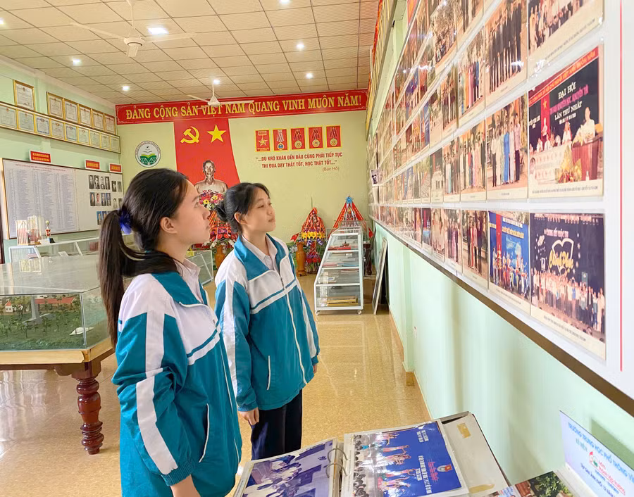 Học sinh Trường THPT Vĩnh Linh tham quan và tìm hiểu lịch sử nhà trường.