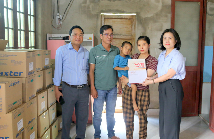 Lãnh đạo Phòng GD&ĐT huyện Hướng Hoá chia sẻ, ngành Giáo dục cũng kêu gọi các nhà hảo tâm để hỗ trợ cháu. trao-qua.jpg