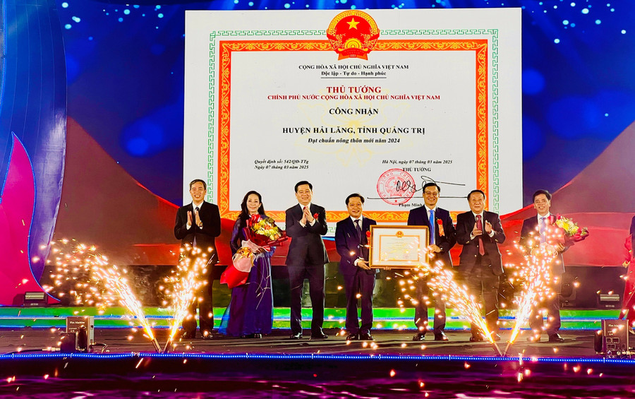 Lãnh đạo Quảng Trị trao Bằng công nhận của Thủ tướng về công nhận huyện Hải Lăng đạt chuẩn Nông thôn mới.