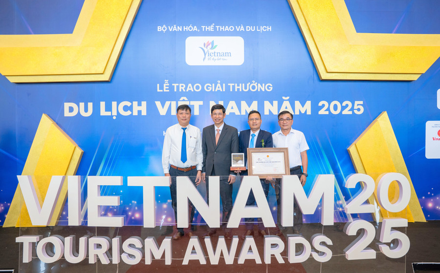 Ông Hồ An Phong - Thứ trưởng Bộ Văn hóa, Thể thao và Du lịch (thứ 2 từ trái sang) trao Giải thưởng Du lịch Việt Nam năm 2025 cho Sản phẩm du lịch sáng tạo “Đường Trường Sơn huyền thoại - Hang Chỉ huy”.