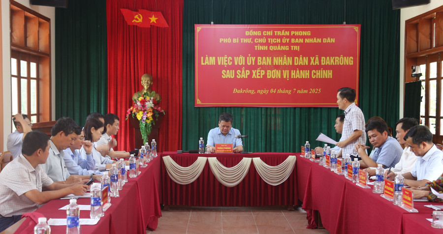 Chủ tịch UBND xã Đakrông Lê Hoài Phong báo cáo về hoạt động bộ máy sau sáp nhập. xa-dak-rong.jpg