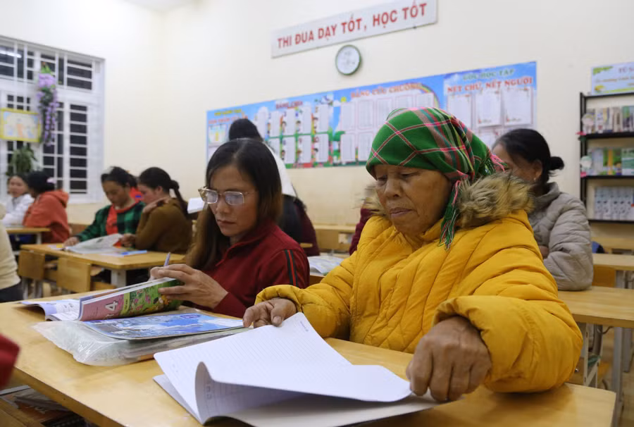 Ngoài 60 tuổi, 2 người phụ nữ Pa Kô đã lên chức bà nhưng vẫn miệt mài đến lớp học chữ. 