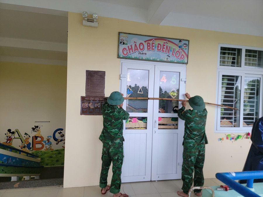 Đồn Biên phòng Hải An huy động cán bộ chiến sĩ hỗ trợ Trường Mầm non Hải Dương gia cố công trình. 038fbe23b1e93bb762f8.jpg