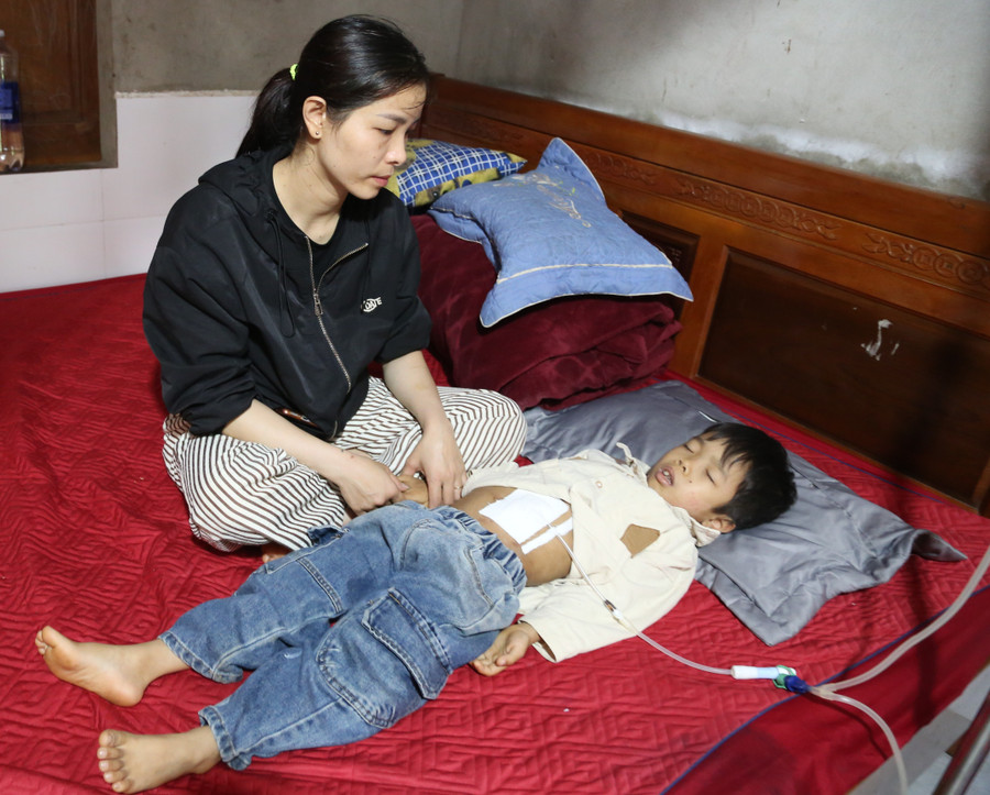 Những lúc chạy thận, cháu Gia Bảo đau đớn, nằm bất động. hoc-sinh-lop-1-suy-than-7.jpg
