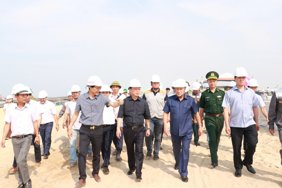 Phó Thủ tướng kiểm tra dự án Khu bến cảng Mỹ Thủy. 04fad1a048d1fa8fa3c0.jpg