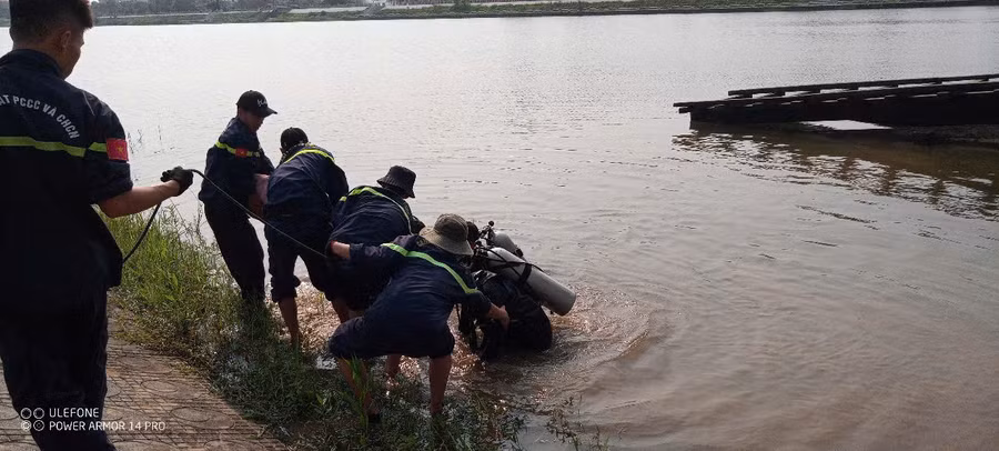 Thi thể học sinh lớp 4 ở Quảng Trị được tìm thấy sau một giờ tìm kiếm.