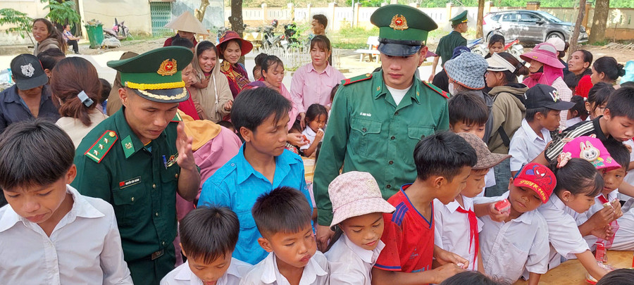 Chương trình giúp gắn kết tình quân - dân nơi biên giới. 6357ba5aaca527fb7eb4.jpg