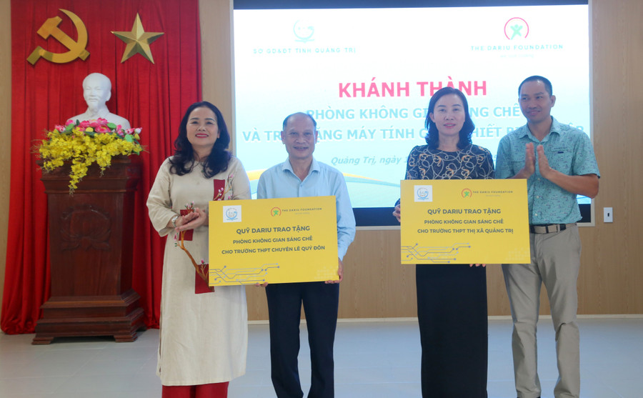 TS. Lê Thị Hương – Giám đốc Sở GD&ĐT Quảng Trị và ông Nguyễn Văn Hạnh – Trưởng Văn phòng đại diện Quỹ Dariu trao tặng 2 phòng sáng chế cho 2 trường học. 4.jpg