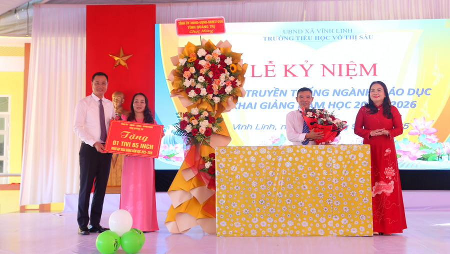 Ông Lê Ngọc Quang - Bí thư Tỉnh ủy Quảng Trị và lãnh đạo Sở GD&ĐT tặng hoa cho nhà trường.