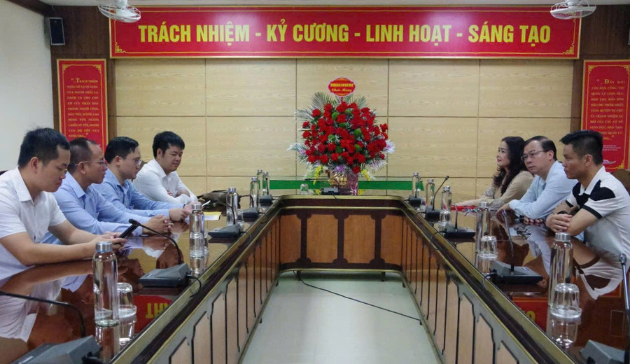 Lãnh đạo Sở GD&ĐT Quảng Trị và Văn phòng Báo GD&TĐ khu vực Bắc Trung Bộ trao đổi thông tin và cam kết đồng hành, phối hợp trong thực hiện các nhiệm vụ.