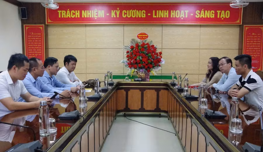 Lãnh đạo Sở GD&ĐT Quảng Trị và Văn phòng Báo GD&TĐ khu vực Bắc Trung Bộ trao đổi thông tin và cam kết đồng hành, phối hợp trong thực hiện các nhiệm vụ.