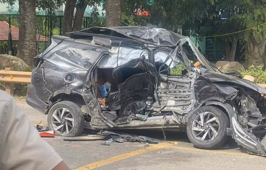 Chiếc ô tô con bị biến dạng, hư hỏng nặng sau tai nạn.