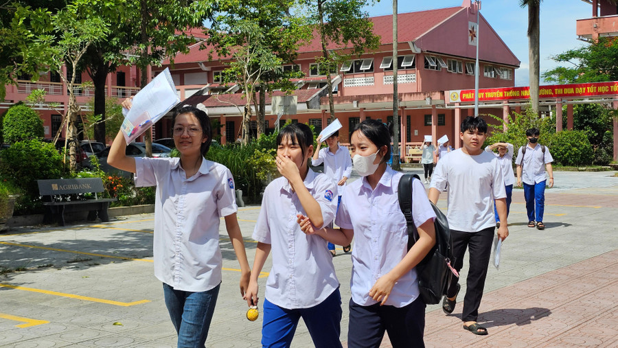 Thí sinh tự tin rời phòng thi. 1000013617.jpg