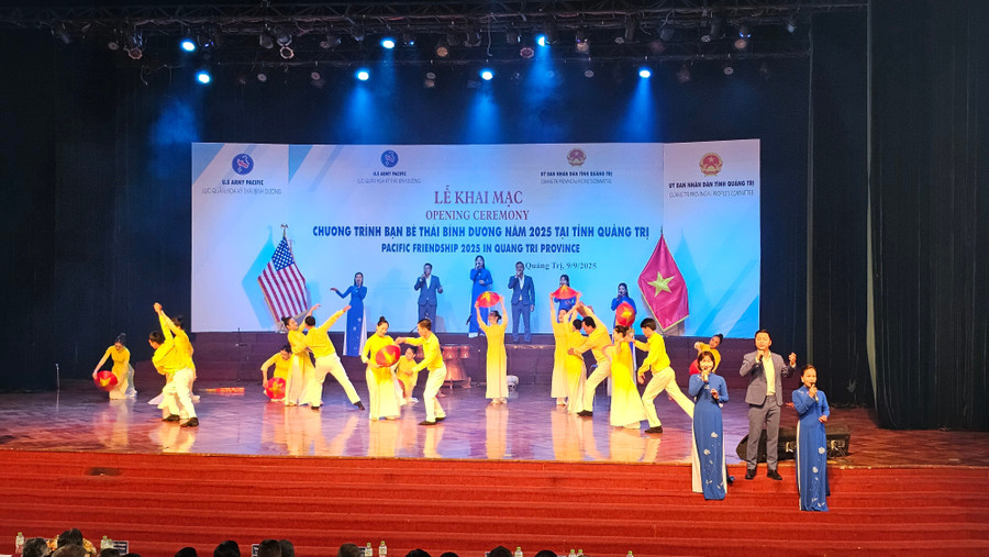 Chương trình nghệ thuật tại lễ khai mạc.