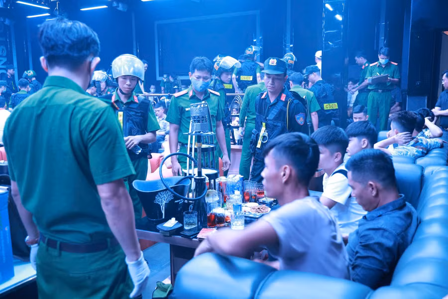 Công an phát hiện hàng trăm người dương tính với ma túy khi "đột nhập" vào vũ trường. Ảnh: Trần Khôi