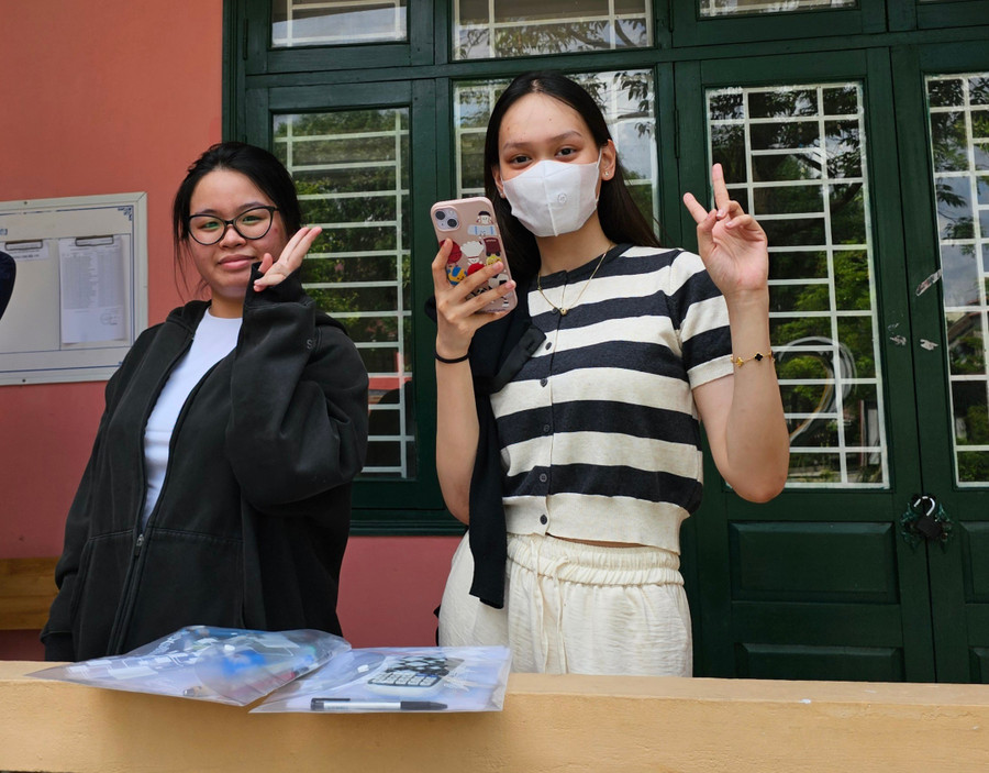 Thí sinh phấn khởi khi đến làm thủ tục dự thi. 1000013337.jpg