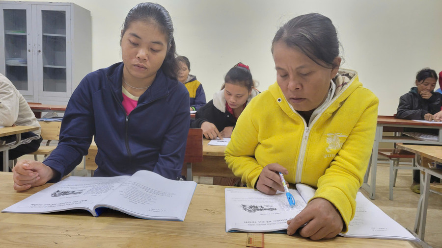 Nhiều phụ nữ lớn tuổi người Rục tham gia lớp học xóa mù chữ.