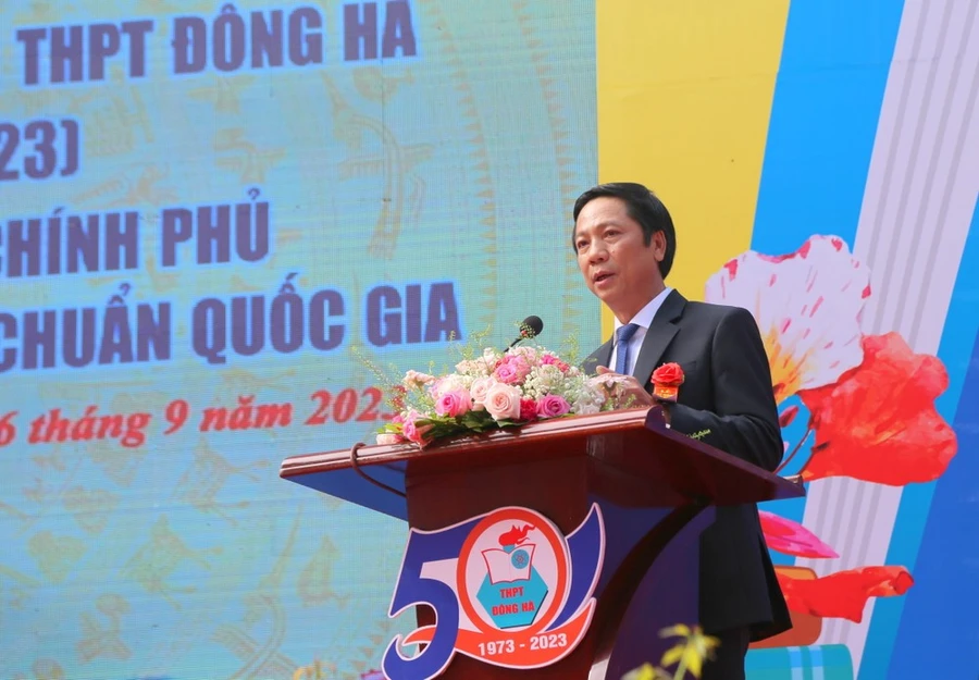 Ông Hoàng Nam, Phó Chủ tịch UBND tỉnh Quảng Trị phát biểu tại Lễ kỷ niệm 50 năm thành lập Trường THPT Đông Hà.