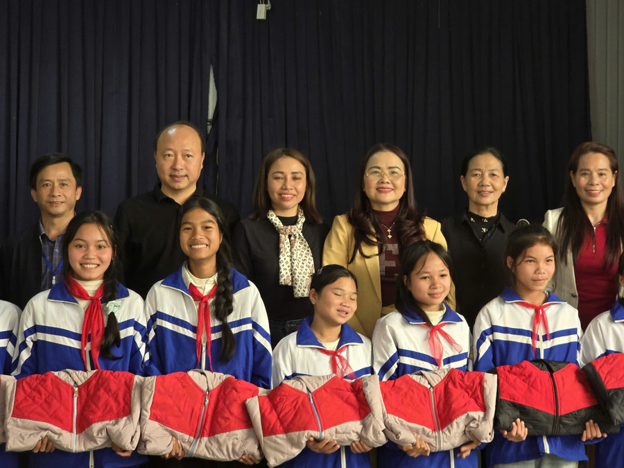 Bà Lê Thị Hương – Giám đốc Sở GD&ĐT Quảng Trị và đoàn công tác tặng quà đến học sinh.