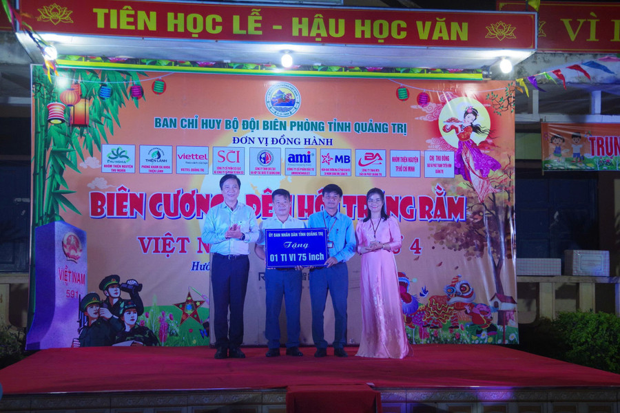 Lãnh đạo tỉnh trao tặng ti vi cho trường học. 09f107bf6332e96cb023.jpg