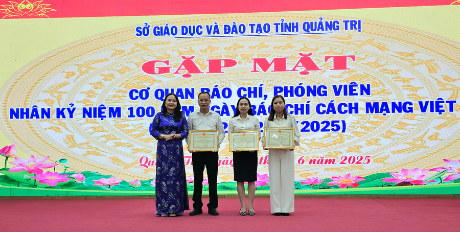 Lãnh đạo Sở GD&ĐT Quảng Trị tặng Giấy khen cho Văn phòng Báo GD&TĐ khu vực miền Trung - Tây Nguyên có thành tích tuyên truyền về giáo dục.