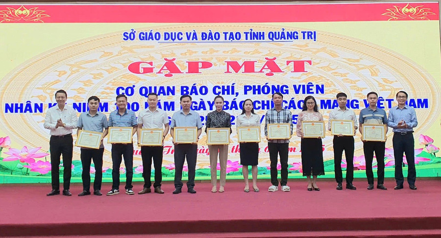 Lãnh đạo Sở GD &ĐT tặng Giấy khen cho các cá nhân 1000013108.jpg
