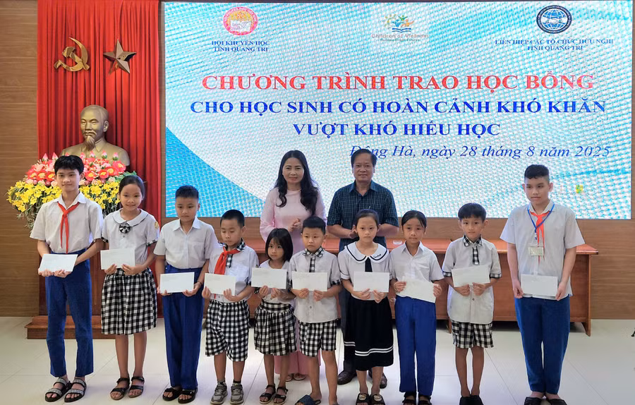 Bà Dương Thị Hải Yến, Uỷ viên Ban chấp hành Hội Khuyến học Việt Nam, Phó Chủ tịch Hội Khuyến học tỉnh và ông Trần Khánh Phôi, Phó Chủ tịch Liên hiệp các tổ chức hữu nghị tỉnh Quảng Trị trao học bổng đến học sinh.