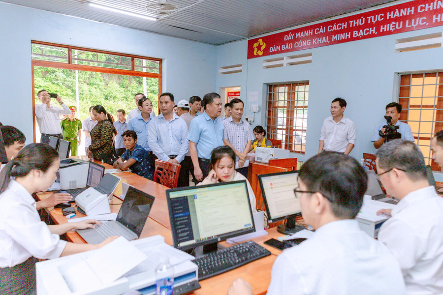 Lãnh đạo tỉnh kiểm tra Trung tâm phục vụ hành chính công xã Đakrông. 9835072c947922277b68.jpg