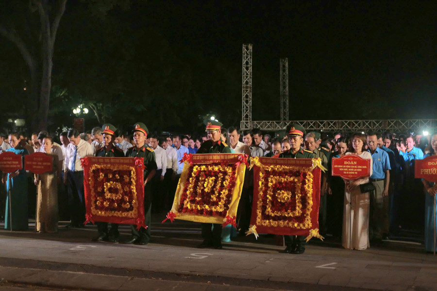Các nhà báo, cán bộ, nhân dân dâng hoa tri ân liệt sĩ. 1000012912.jpg