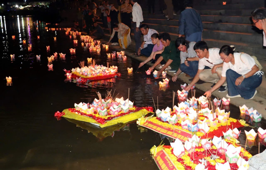 Những lẵng hoa của người làm báo tri ân liệt sĩ. 1000012911.jpg