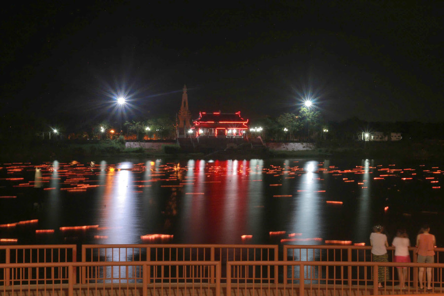Sông Thạch Hãn trong đêm hoa đăng. 1000012915.jpg