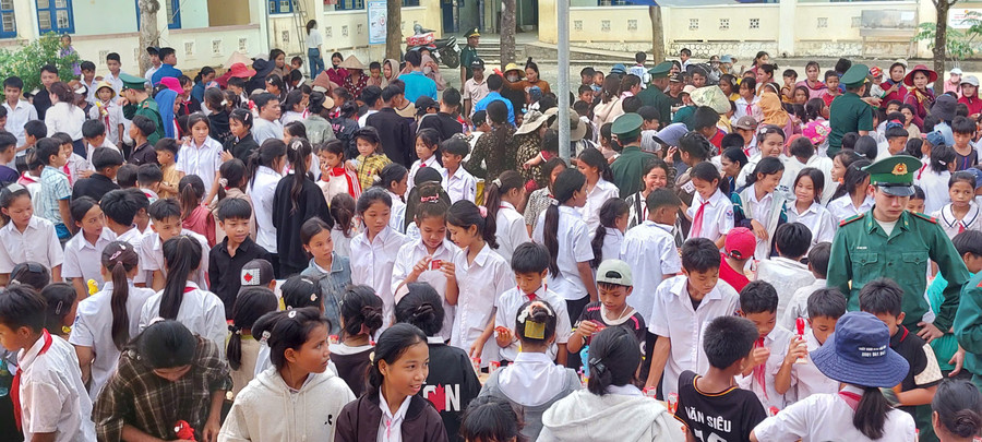 Nhân dân và học sinh tại xã Đakrông, tỉnh Quảng Trị được nhận những phần quà ý nghĩa.