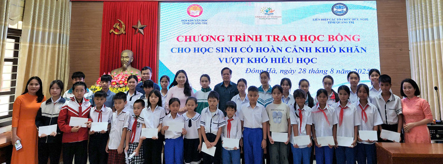 Học bổng được trao là món quà động viên các em cố gắng trong học tập. 375e84b731e2babce3f3.jpg