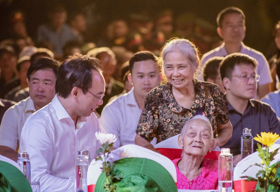Thứ trưởng Bộ GD&ĐT Hoàng Minh Sơn thăm hỏi Mẹ Việt Nam Anh hùng tham dự chương trình tri ân liệt sĩ. 337f4c4e025e8b00d24f.jpg